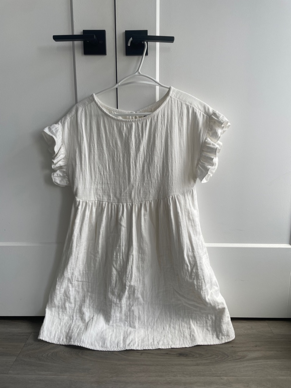 white ruffle sleeve linen dress - billabong size small